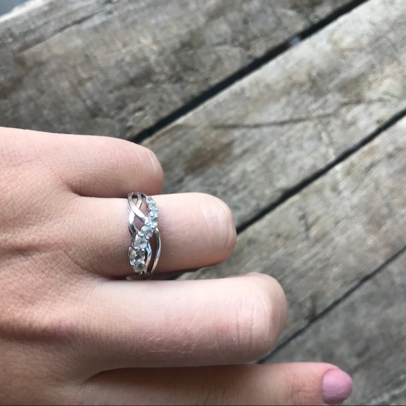 Silver Ring with Crystal Detail - Picture 2 of 8